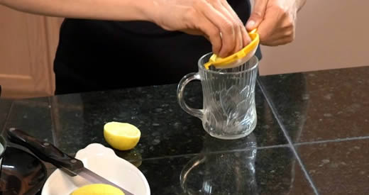 acqua tiepida limone disintossicare